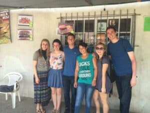 Estudiantes visitando el negocio de Liliana Albornoz.
